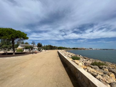 İspanya 'daki L' Ampolla kasabasının etrafındaki sahil.