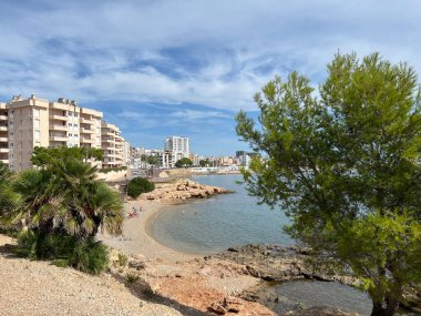 İspanya 'nın L' Ampolla kasabasında sahil