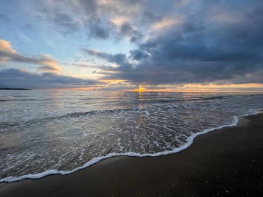 İspanya 'nın L' Ampolla kasabasında günbatımı