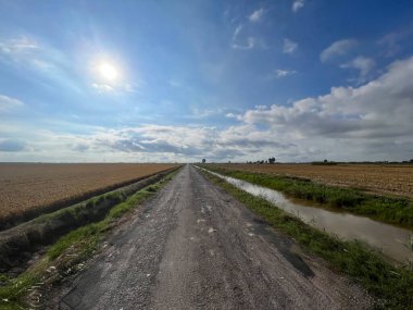 İspanya 'da Deltebre çevresindeki yol ve tarım arazileri