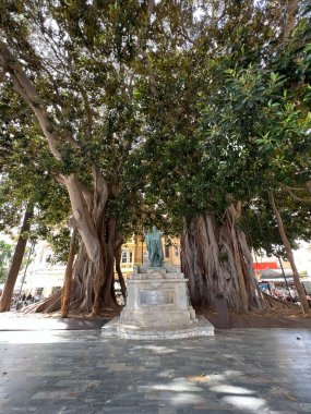 İspanya 'nın eski Cartagena kasabasındaki Plaza de San Francisco' da heykel