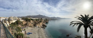 Nerja İspanya 'nın Calahonda plajından Panorama