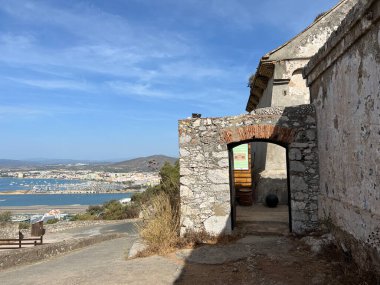 Cebelitarık Avrupa 'da üst kaya doğa koruma alanında kuşatma altındaki şehir sergisi