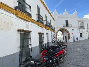 İspanya 'nın eski Conil de la Frontera kasabasında scooterlar