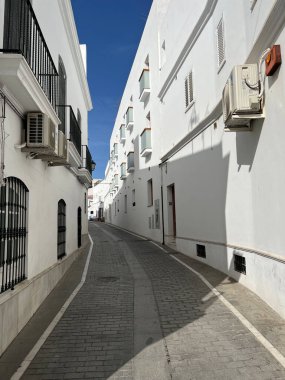 İspanya 'nın eski Conil de la Frontera kasabasındaki boş cadde