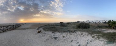 İspanya 'daki Conil de la Frontera plajında gün batımından Panorama