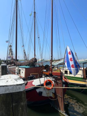 Hollanda, Friesland 'daki Stavoren limanındaki yelkenli.