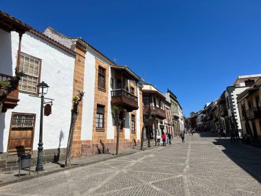 Gran Canaria adasındaki eski Teror kasabasının sokağı.