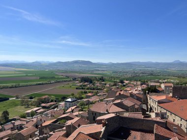 Fransa 'daki Montpeyroux Ortaçağ köyündeki kale kulesinden görüntü