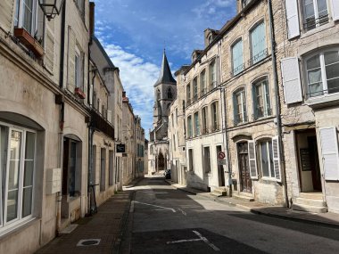 Chaumont, Fransa 'daki Aziz John Bazilikası' na doğru.