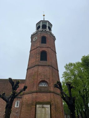 Almanya 'nın Ditzum kentindeki kilise kulesi