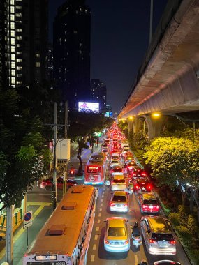 Bangkok, Tayland 'daki Sukhumvit yolunda akşam trafiği
