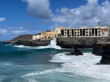Las Palmas de Gran Canaria 'daki La Isleta sahilinde dalgalı bir deniz.