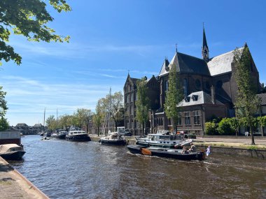 Friesland 'daki Sneek Kanalı. Hollanda.