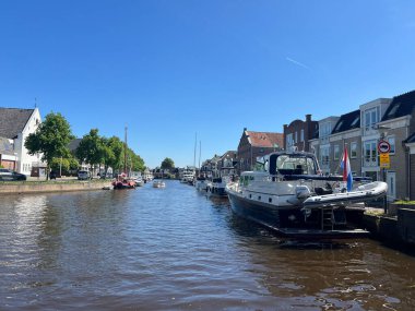 Friesland 'daki Sneek Kanalı. Hollanda.
