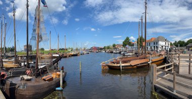 Hollanda Gelderland 'de geleneksel ahşap yelkenli tekneleriyle Elburg Limanı.