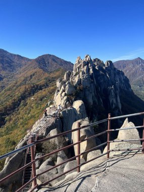 Güney Kore 'deki Seoraksan Ulusal Parkı' ndaki sıradağlarda.