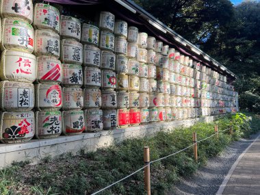 Shibuya, Tokyo 'daki Meiji Jingu Shinto tapınağında şarap fıçıları.