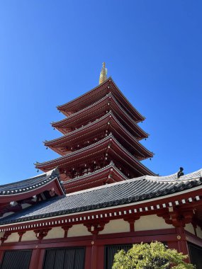 Asakusa, Tokyo, Japonya 'daki Sens ji antik Budist tapınağı çevresindeki sokak.