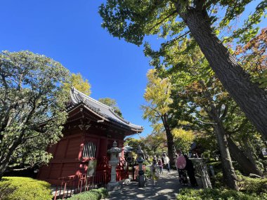 Asakusa, Tokyo, Japonya 'daki Sens ji antik Budist tapınağı çevresindeki sokak.
