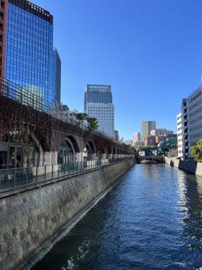 Tokyo, Japonya 'daki Kanda nehri boyunca mimarlık.