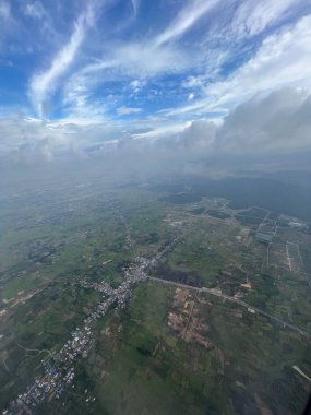 Phnom Penh Uluslararası Havaalanına varırken Kamboçya üzerinde uçmak