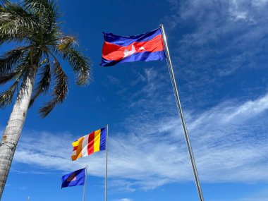 Kamboçya ve Budizm bayrağı Phnom Penh, Kamboçya 'daki Mekong nehrinin yanında.