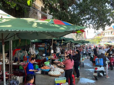 Phnom Penh, Kamboçya 'daki yerel gıda pazarı.