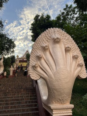 Phnom Penh, Kamboçya 'daki Wat Phnom Daun Penh' e doğru merdivenler.