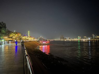 Akşama doğru Kamboçya 'da Phnom Penh Bulvarı