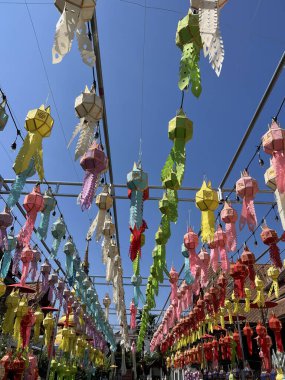 Wat Sai Moon Muang Budist tapınağındaki fenerler Chiang Mai, Tayland