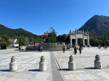 Hong Kong civarındaki Tian Tan Buddha 'da Ngong Ping Meydanı.