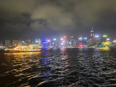 Hong Kong geceleri Kowloon Halk İskelesinden gökyüzüne yükseliyor.