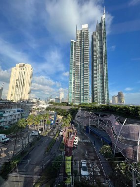 Bangkok Tayland 'da Chao Phraya nehri boyunca gökdelenler