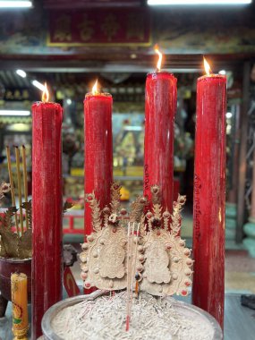 Tayland 'ın Bangkok şehrindeki Guan Yu Tapınağında mumlar.