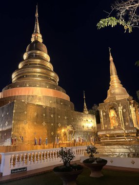 Wat Phra Singh Woramahawihan Budist Tapınağı gece Chiang Mai, Tayland