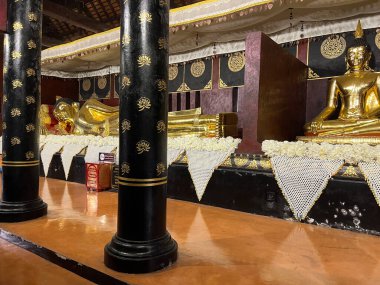 Wat Chedi Luang Budist tapınağı gece Chiang Mai, Tayland