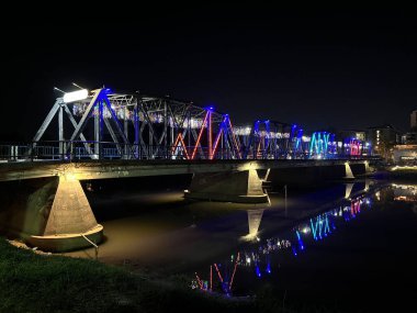 Chiang Mai, Tayland 'daki Ping nehri üzerindeki köprü.