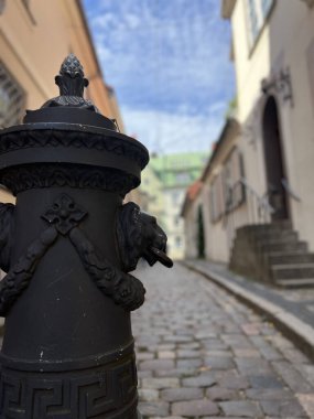 Letonya 'daki Riga Katolik Katedrali civarındaki St. Jacobs Caddesi.