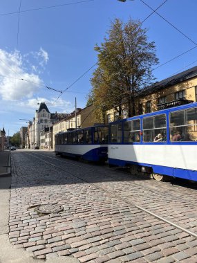 Riga Letonya sokaklarında tramvay