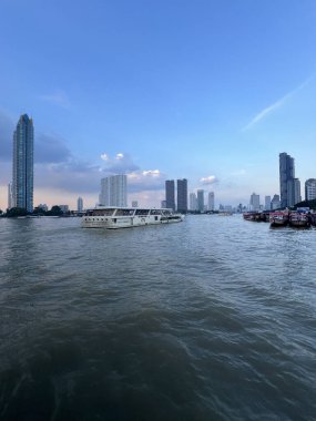 Chao Phraya nehri Bangkok, Tayland 'da Asiatique' den görüldü.