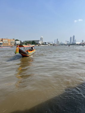 Bangkok, Tayland 'daki Chao Phraya nehrinde uzun kuyruklu tekne.