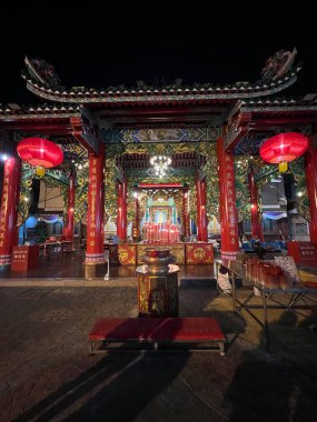 Çin 'deki Chaomae kuan-im türbesi geceleyin Bangkok Tayland' da