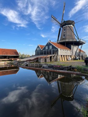 Kentteki yel değirmeni. Hollanda 'daki Friesland' de.
