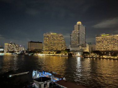Tayland, Bangkok 'ta gece Icon Siyam' dan görülen Chao Reynaya nehri.
