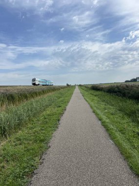 Friesland, Hollanda 'daki Oudega' da tren.