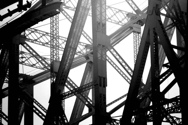 Eski Tarz Siyah Beyaz Çelik Yapı Silueti Sabah Güneşiyle Kaplanmış — Stok fotoğraf