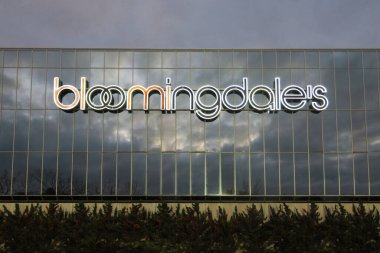 White Plains, New York - 6 Kasım 2022: New York 'taki Bloomingdale mağazasının ön tabela ve pencereleri