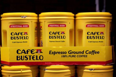 Honolulu, HI - 20 Aralık 2022: Popüler Latin Amerika kahve markası Cafe Bustelo sarı kutu toptan satış rafı