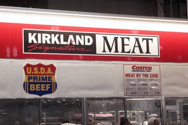 Honolulu, HI - 23 Aralık 2022: Costco Toptan Nakliye Merkezi 'ndeki Kirkland İmza Markası Et Bölümü.